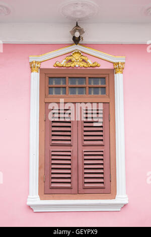 Ein schönes klassisches Fenster auf Rosa Wand mit chinesisch-portugiesischen Stil in Soi Rommanee, Phuket Thailand Stockfoto