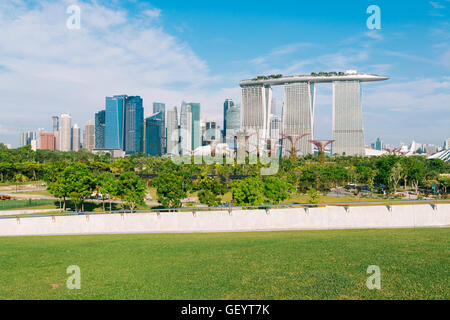 Singapur, Singapur - 7. April 2014: Skyline von Singapur, Marina Bay und der Singapore CBD Blick aus der Stockfoto