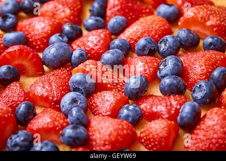 Nahaufnahme von Erdbeere und Huckleberry Kuchen von oben Stockfoto