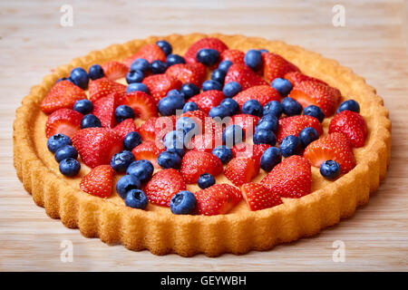 Dessert-Kekse mit Erdbeeren und Brombeeren auf einem Tisch Stockfoto