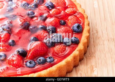Obstkuchen mit Gelee auf Erdbeeren und Heidelbeeren Stockfoto