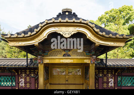 Das goldene Karamon Tor an der Tōshōgū-Schrein im Ueno Park in Tokio, Japan Stockfoto