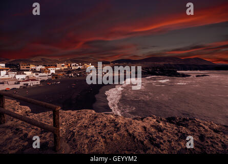 Sonnenuntergang in Ajuy - beliebte Fischerdorf an der Westküste von Fuerteventura, Parque Rural de Betancuria auf Fuerteventura, Kanarische Isla Stockfoto