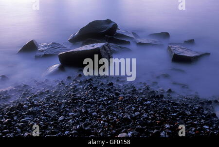 Geographie / Reisen, Deutschland, Mecklenburg-Vorpommern, Insel Rügen, Nationalpark Jasmund, Kreide-Küste in der Nähe von Sassnitz, Steinen im Wasser, Stockfoto