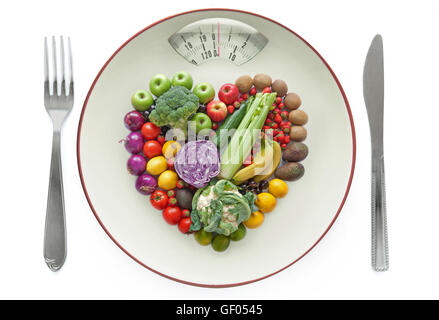 Platte mit Waagen voller Obst und Gemüse in Form eines Herzens Stockfoto