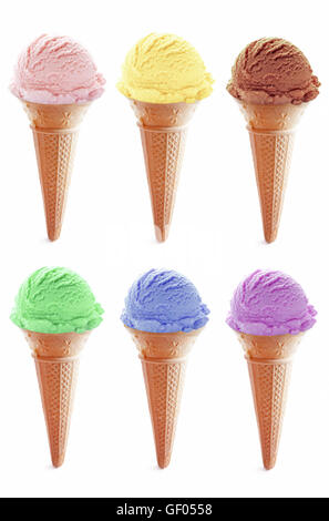 Verschiedene Eissorten Kegel über einem weißen Hintergrund Stockfoto