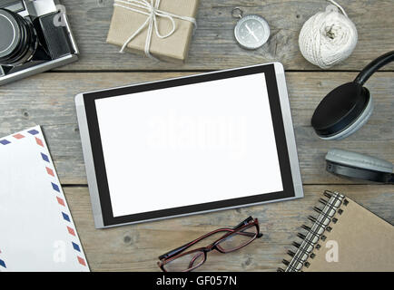 Leere digital-Tablette mit Briefpapier Objekte, Kompass und Kamera Stockfoto