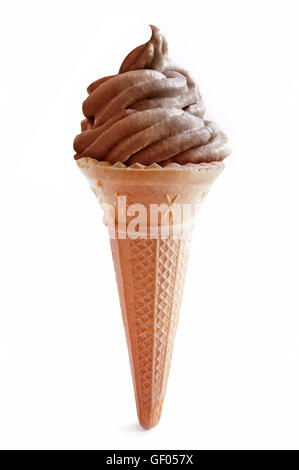 Schokoladen-Eiscreme-Kegel vor einem weißen Hintergrund Stockfoto