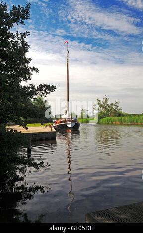 Ein Blick auf die Norfolk Vergnügen Wherry, Hathor, vor Anker am Fluss Ant durch wie Hill, Ludham, Norfolk, England, Vereinigtes Königreich. Stockfoto