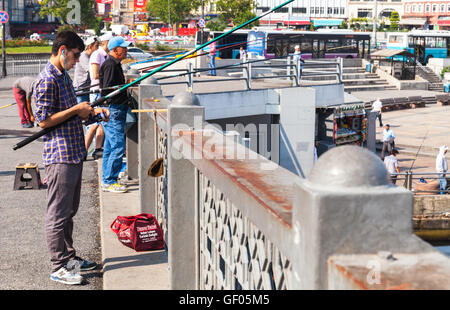 Istanbul, Türkei - 1. Juli 2016: Fischer am Galata-Brücke über das Goldene Horn in Istanbul, Türkei Stockfoto