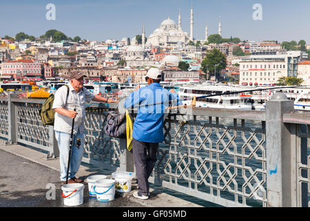 Istanbul, Türkei - 1. Juli 2016: Fischer Vortrag über Galata-Brücke über das Goldene Horn in Istanbul, Türkei Stockfoto