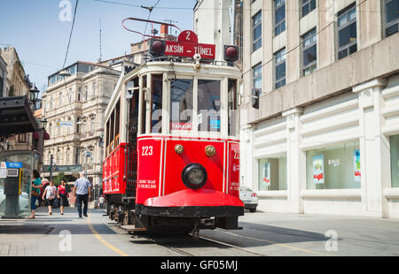 Istanbul, Türkei - 1. Juli 2016: Alte rote Straßenbahn fährt auf der Istiklal Straße in Istanbul, beliebten touristischen Verkehr Stockfoto