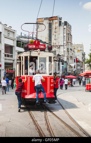 Istanbul, Türkei - 1. Juli 2016: Vintage rote Straßenbahn fährt am Taksim-Platz in Istanbul, jungen Fahrt kostenlos auf der Stoßstange Stockfoto