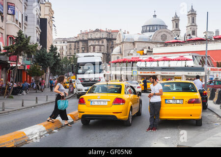 Istanbul, Türkei - 1. Juli 2016: Gewöhnliche Menschen und Taxi-Fahrer sind am Taksim Platz. Stadtbild von Istanbul Stockfoto