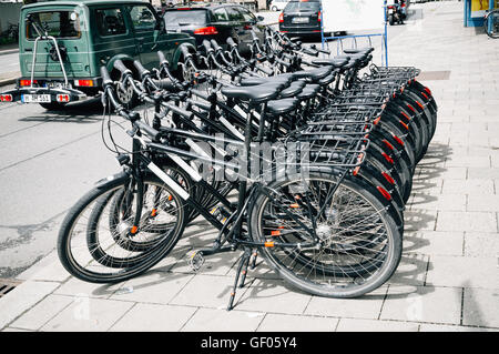 München, Deutschland - 5. Mai 2015: Fahrräder zur Vermietung auf der Straße in München. Stockfoto