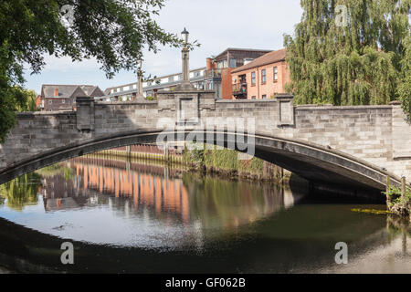 Ein Blick auf Whitefriars Brücke über den Fluss Wensum in der Innenstadt von Norwich, Norfolk, England, Vereinigtes Königreich Stockfoto