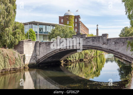 Ein Blick auf Whitefriars Brücke über den Fluss Wensum in der Innenstadt von Norwich, Norfolk, England, Vereinigtes Königreich Stockfoto