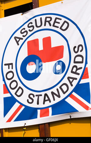 Versicherte Food Standards logo mit kleinen roten Traktor auf garküche Verkauf von Fleisch bei New Forest & Hampshire County zeigen, Brockenhurst im Juli Stockfoto
