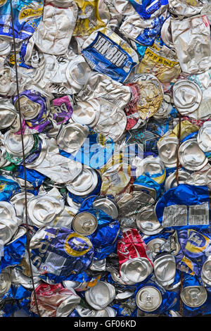 Recycling von zerdrückten Getränkedosen wird im Juli auf der New Forest & Hampshire County Show in Brockenhurst, Hampshire, Großbritannien, gezeigt Stockfoto
