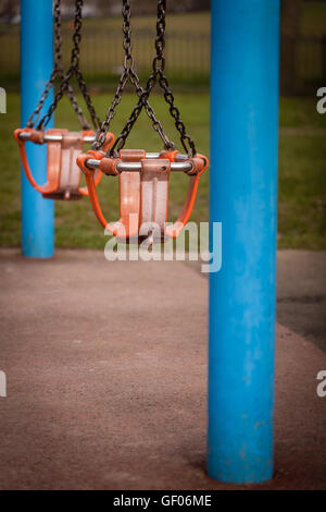 Zwei leere Schaukeln in einen Spielplatz im freien Stockfoto