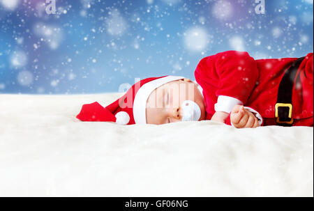 Baby schläft in Santa Kostüm Stockfoto