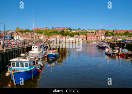 Angelboote/Fischerboote vertäut im Hafen von Whitby, North Yorkshire, UK an einem Sommernachmittag Stockfoto