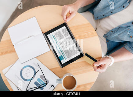 Mann wird in einem café Stockfoto