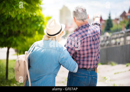 Im Alter von Paar genießt einander Stockfoto