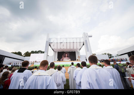 Krakau, Polen. 26. Juli 2016. Priester und Altar während der Heiligen Messe, die Eröffnungsfeier der World Youth Day Krakau 2016 im Blonia Park am 26. Juli 2016 in Krakau, Polen. © Rok Rakun/Pacific Press/Alamy Live-Nachrichten Stockfoto