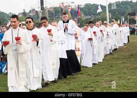 Krakau, Polen. 26. Juli 2016. Priester beten während der Heiligen Messe, die Eröffnungsfeier der World Youth Day Krakau 2016 im Blonia Park am 26. Juli 2016 in Krakau, Polen. © Rok Rakun/Pacific Press/Alamy Live-Nachrichten Stockfoto