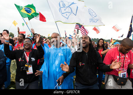 Krakau, Polen. 26. Juli 2016. Pilger singen während der Heiligen Messe, die Eröffnungsfeier der World Youth Day Krakau 2016 im Blonia Park am 26. Juli 2016 in Krakau, Polen. © Rok Rakun/Pacific Press/Alamy Live-Nachrichten Stockfoto