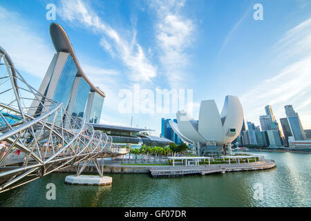 Skyline von Singapur und Blick auf die Marina Bay von der Helix-Brücke Stockfoto