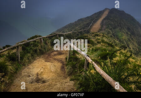 Wanderweg zum Aussichtspunkt des die Kraterseen der Sete Cidades Twin, Lagoa Verde und Lagoa Azul, Insel Sao Miguel, Azoren, Por Stockfoto