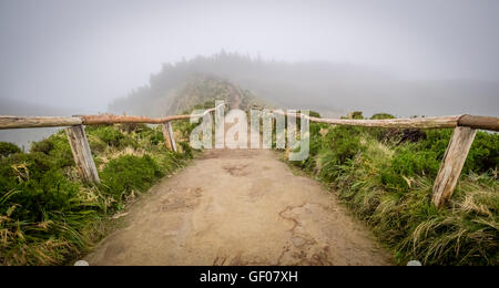Wanderweg zum Aussichtspunkt des die Kraterseen der Sete Cidades Twin, Lagoa Verde und Lagoa Azul, Insel Sao Miguel, Azoren, Por Stockfoto