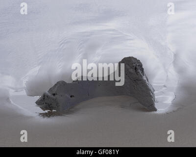 Große Felsen umgeben von seidig verschwommen Wasser an der Küste der Insel Sao Miguel auf den Azoren Stockfoto