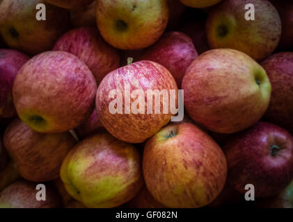 Frische leckere gelbe und rote Äpfel für den Verkauf auf dem Markt in Ponta Delgada in Sao Miguel, Azoren, Portugal Stockfoto