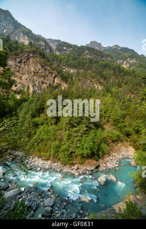 Schöne Berg Flusslandschaft in Nepal. Annapurna Circuit trekking Stockfoto