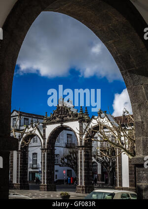 Berühmte gewölbte Denkmal Portas de Cidade in Ponta Delgada, Sao Miguel, Azoren, Portugal. Stockfoto