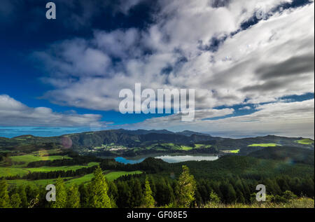 Atemberaubend schöne Vulkankrater Furnas Lake, Sao Miguel, Azoren, Portugal. Stockfoto