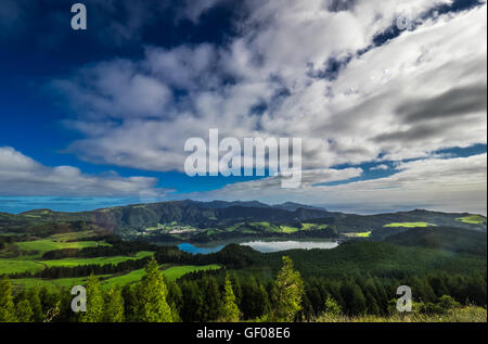 Atemberaubend schöne Vulkankrater Furnas Lake, Sao Miguel, Azoren, Portugal. Stockfoto