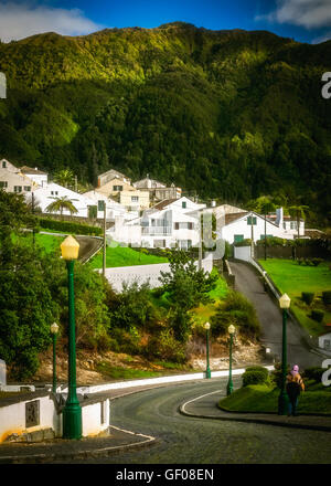 Weiße Häuser in Furnas Stadt, liegt in der Volacano-Krater, Sao Miguel, Azoren, Portugal Stockfoto