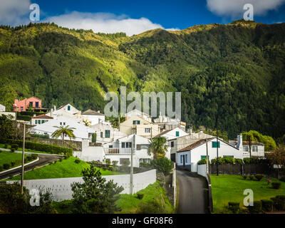 Weiße Häuser in Furnas Stadt, liegt in der Volacano-Krater, Sao Miguel, Azoren, Portugal Stockfoto