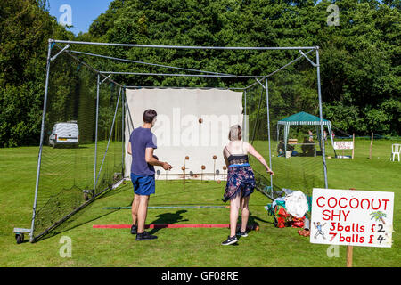 Eine traditionelle Coconut Shy, Withyham Fete, Withyham, Sussex, UK Stockfoto