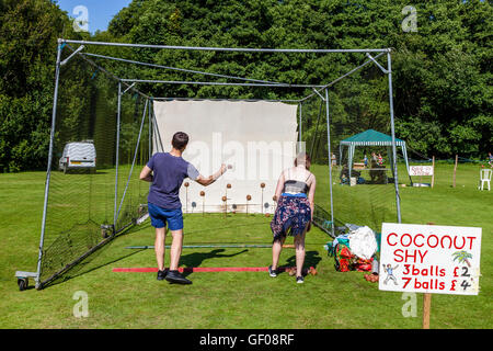 Eine traditionelle Coconut Shy, Withyham Fete, Withyham, Sussex, UK Stockfoto