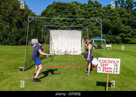 Eine traditionelle Coconut Shy, Withyham Fete, Withyham, Sussex, UK Stockfoto