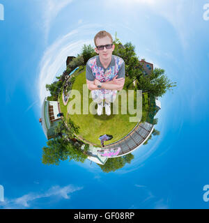 Mann auf dem Rasen im Garten Stockfoto