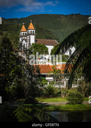 Glockenturm der Kirche Igreja de Santa Ana in Furnas, Sao Miguel, Azoren, Portugal Stockfoto