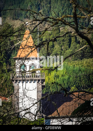 Glockenturm der Kirche Igreja de Santa Ana in Furnas, Sao Miguel, Azoren, Portugal Stockfoto