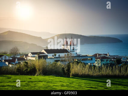 Kleine katholische Kirche auf der Küste von Sao Miguel, Azoren, Portugal Stockfoto