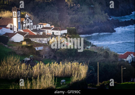 Kleine katholische Kirche auf der Küste von Sao Miguel, Azoren, Portugal Stockfoto